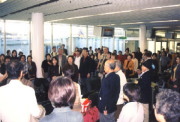 日本人から赤とんぼと森へ行きましょうを歌います
